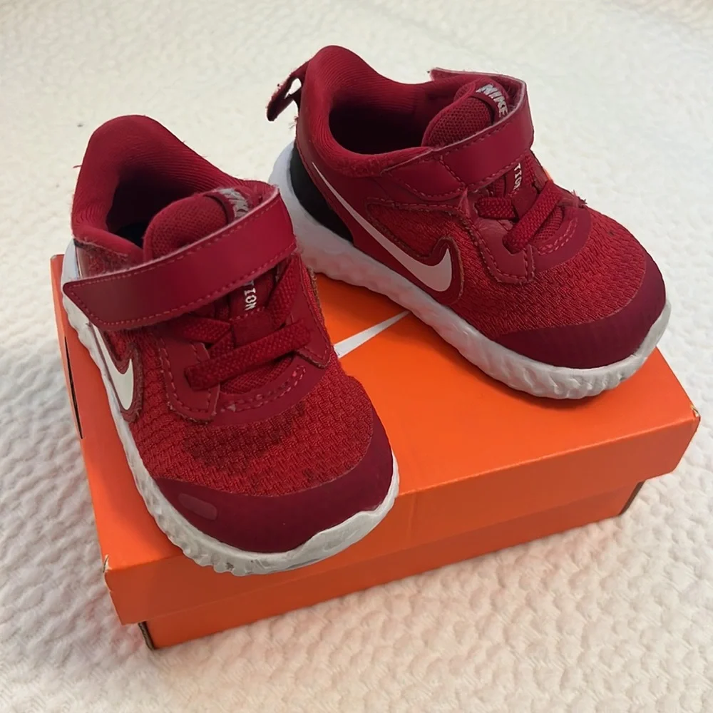 Nike Revolution 5 - Picture 2 of 3